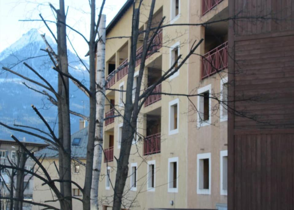 2 Stars At The Foot Of The Slopes In *