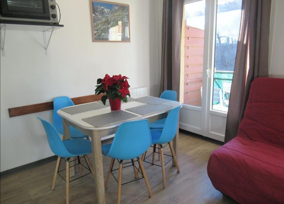 2 Stars At The Foot Of The Slopes In *